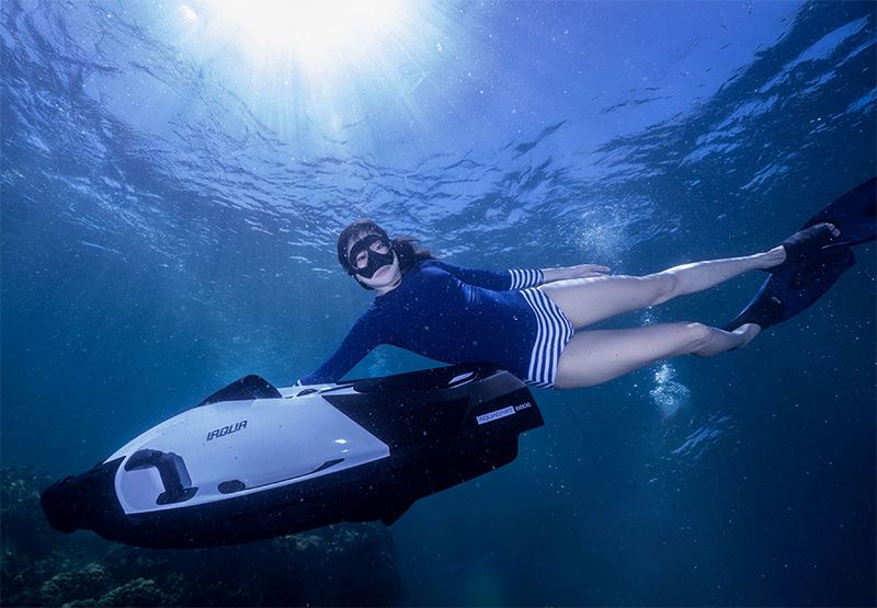 Lady diving in Palma de Mallorca with iAQUA AquaDart 680 underwater scooter