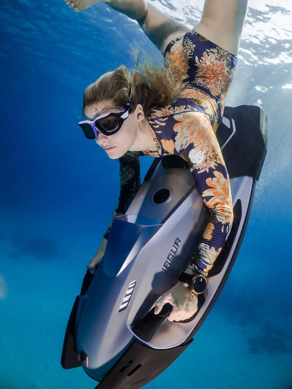 ドバイで iAQUA AquaDart シースクーターでフリーダイビングする女性