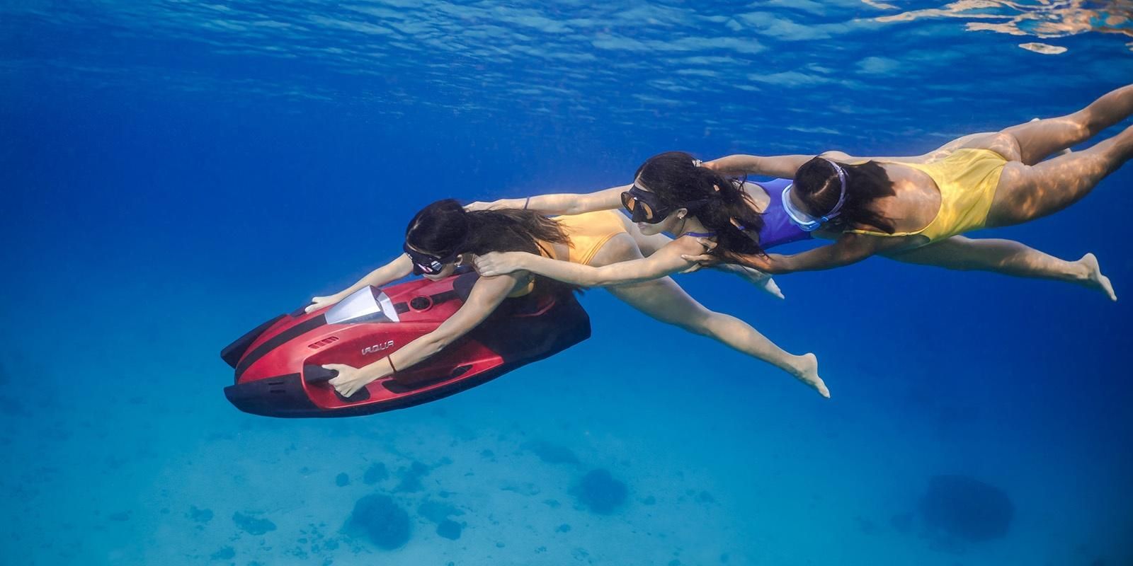 Garotas de mergulho livre usando iAQUA AquaDart Nano, a scooter mais leve e mais potente do mundo