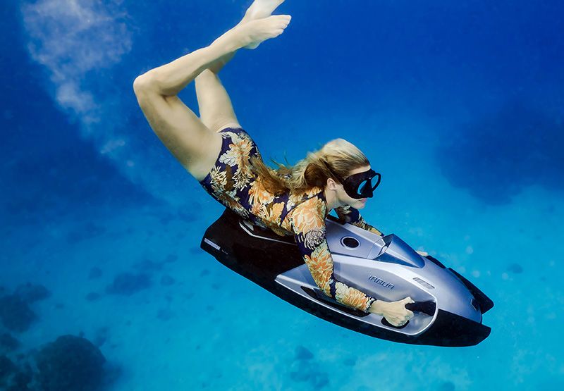 Girl diving underwater with iAQUA AquaDart 720 quest in Barcelona