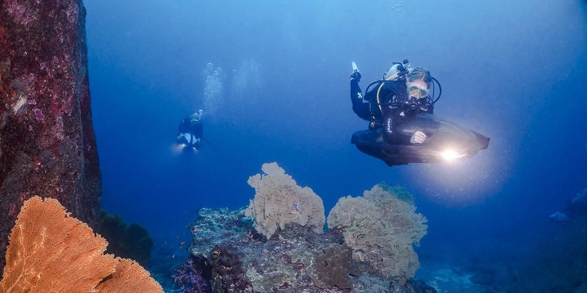 Lady scuba diving στην Ιταλία με το iAQUA